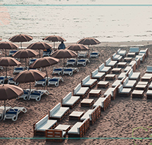 Piscines Et Plages Pour Un été Rafraîchissant Sous Les Parasols