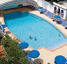 Piscines Et Plages Pour Un été Rafraîchissant Sous Les Parasols